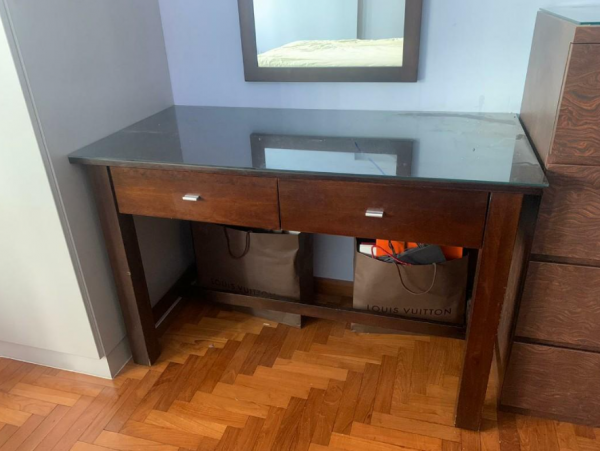 Meja belajar kayu dengan lapisan kaca di permukaan